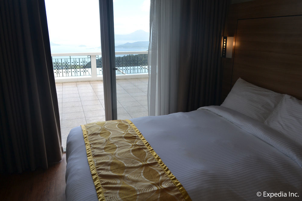 Vista Real Hotel Тагайтай Экстерьер фото