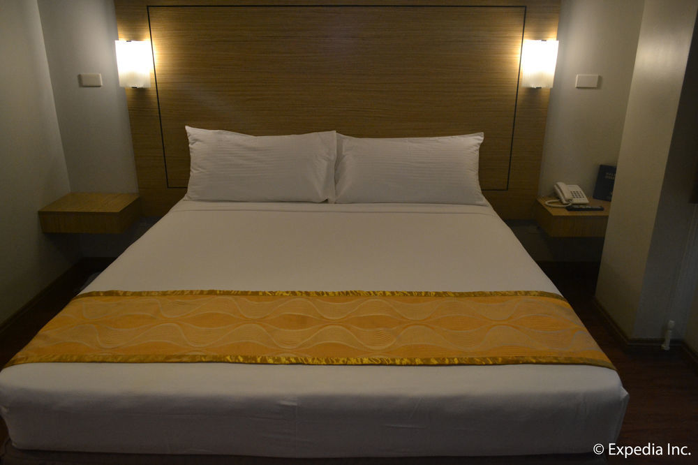 Vista Real Hotel Тагайтай Экстерьер фото