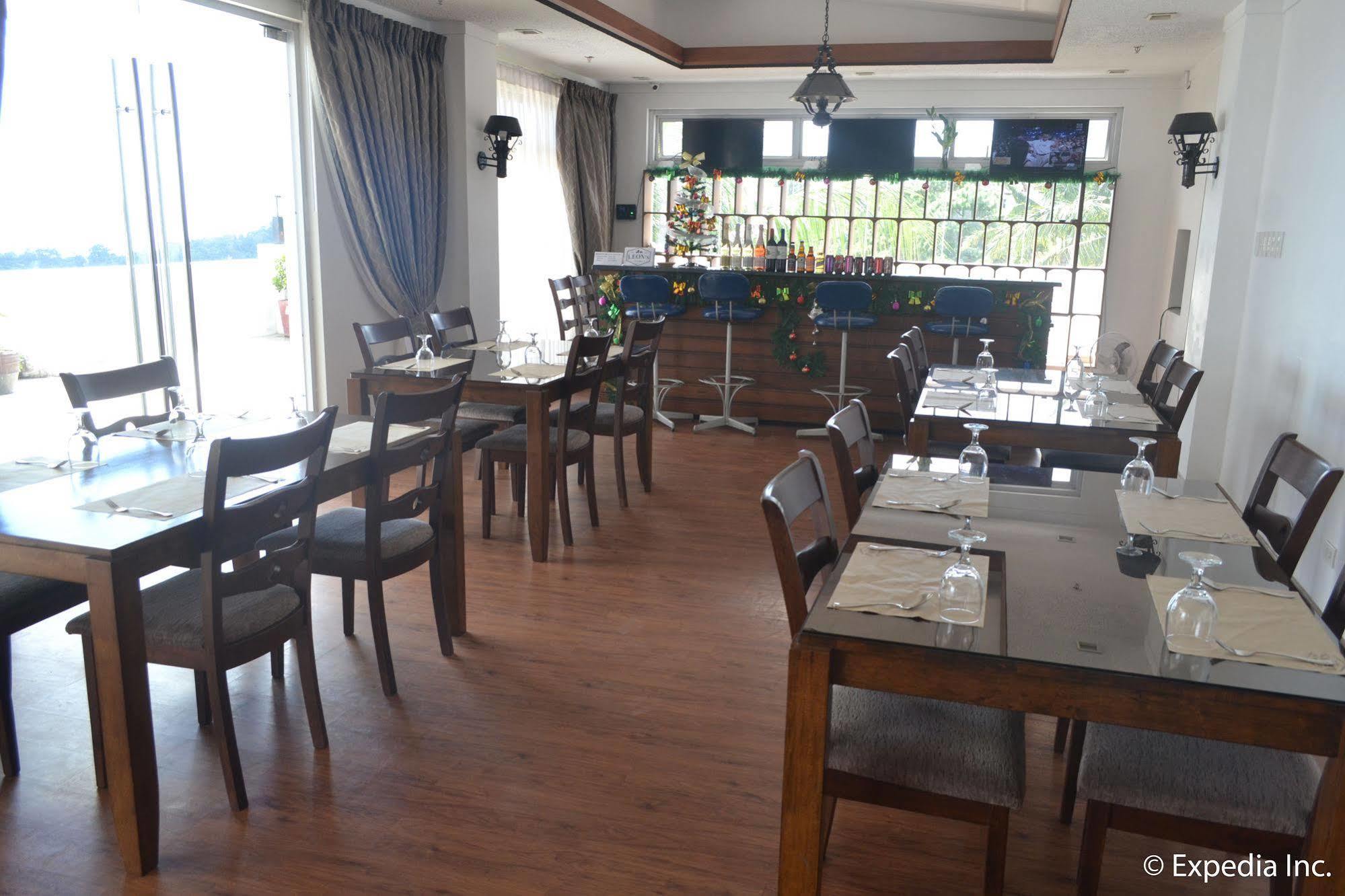 Vista Real Hotel Тагайтай Экстерьер фото