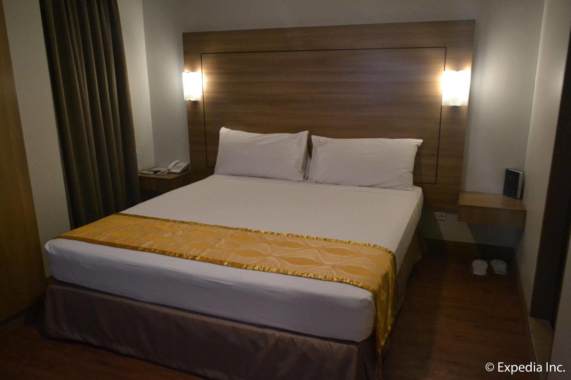 Vista Real Hotel Тагайтай Экстерьер фото