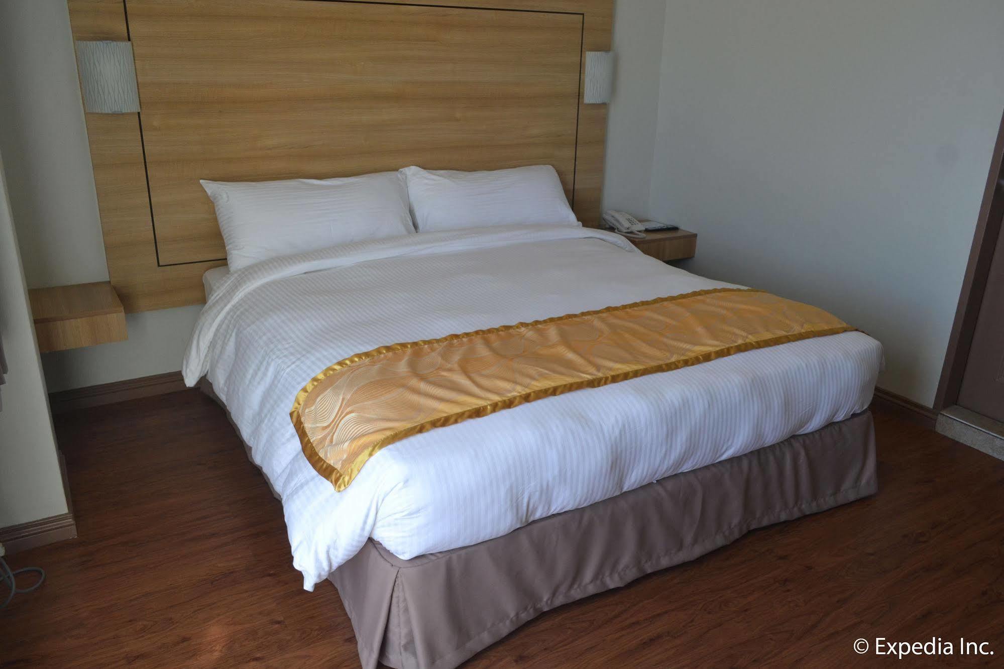 Vista Real Hotel Тагайтай Экстерьер фото